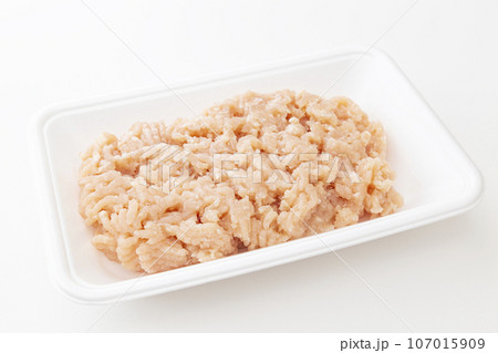 トレーに入った鶏ひき肉　白バック 107015909