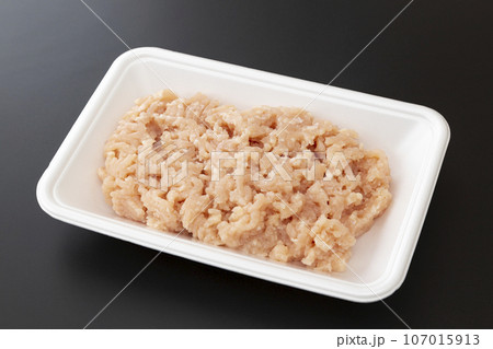 トレーに入った鶏ひき肉　黒背景 107015913