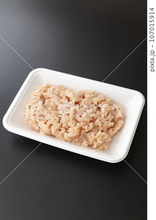 トレーに入った鶏ひき肉　黒背景 107015914