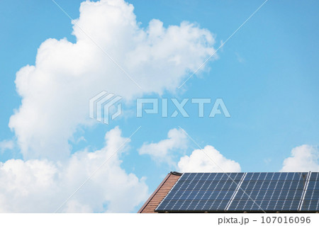 屋根に設置されたソーラーパネル 107016096
