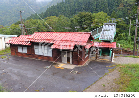 JR東海の最北端駅 高山本線 杉原駅の駅舎 JR東海の最北端駅 高山本線 杉原駅の駅舎 107016250