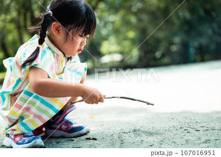 5 years old 107016951