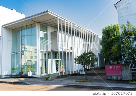 晴れの青空と洋画家の作品を展示する美術館｜宮本三郎美術館｜石川県小松市 107017073
