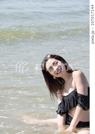 水着の女性 107017144