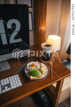 Coffee and breakfast on the desk 107017565