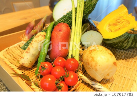 カラフルな夏野菜の盛り合わせ カラフルな夏野菜の盛り合わせ 107017782