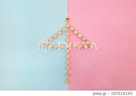 三角の相合傘のウッドキューブフレームが淡い青色とピンクに分かれている背景 107018195