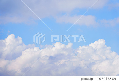 青空と白い雲 107018369