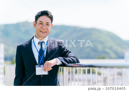 地方都市で働くビジネスマン・地方・田舎・地域・移住・田舎暮らし・地方移住 107018405