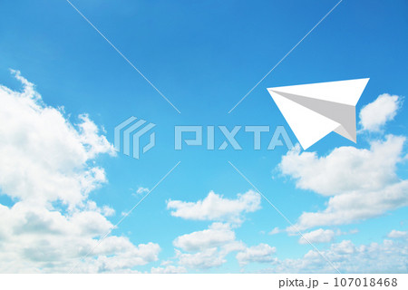 青空に紙飛行機 青空に紙飛行機 107018468