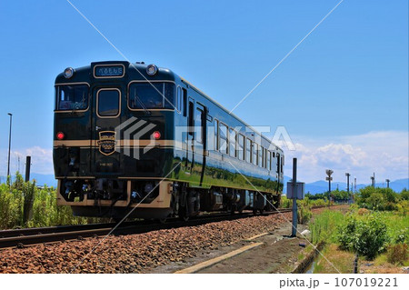 【JR西日本】キハ40形「ベル・モンターニュ・エ・メール」（城端線：新高岡〜二塚） 107019221