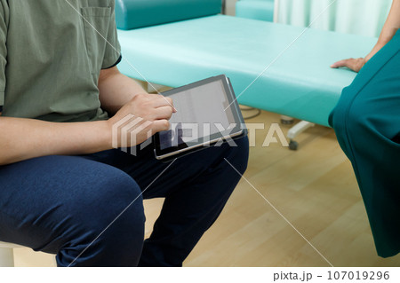 整形外科、整体師イメージ。患者に説明、カウンセリングする 整形外科、整体師イメージ。患者に説明、カウンセリングする 107019296