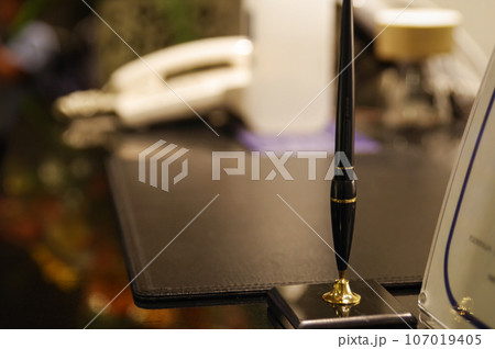 ホテルの受付カウンター 107019405