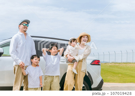 家族旅行・車で旅行に来た家族・ドライブ・ファミリー 107019428