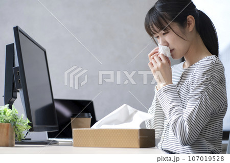 花粉症が辛い若い女性 107019528