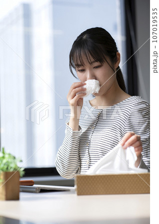 花粉症が辛い若い女性 花粉症が辛い若い女性 107019535