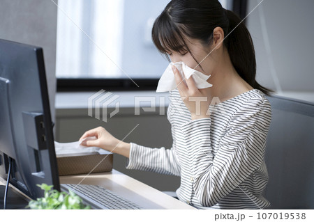 花粉症が辛い若い女性 107019538