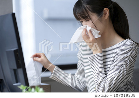 花粉症が辛い若い女性 花粉症が辛い若い女性 107019539