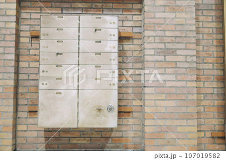 馬車道駅　古い銀行の金庫の展示 107019582