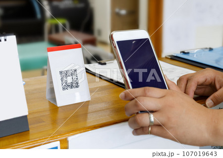 病院やクリニックのキャッシュレス決済。スマホでQRコードの読み取り 107019643