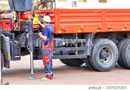 The driver of the truck mechanic with a hydraulic manipulator regulates the operation of the lifting mechanism. 107020163
