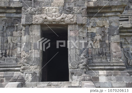 海外旅行、インドネシアの仏教寺院　ボロブドゥール 107020613