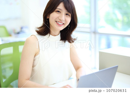 オフィスで仕事をする女性イメージ オフィスで仕事をする女性イメージ 107020631