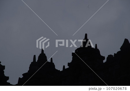 海外旅行、インドネシアの仏教寺院　ボロブドゥール 107020678