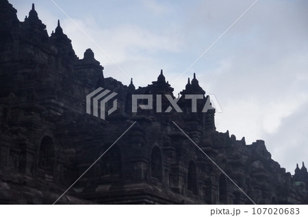 海外旅行、インドネシアの仏教寺院　ボロブドゥール 107020683