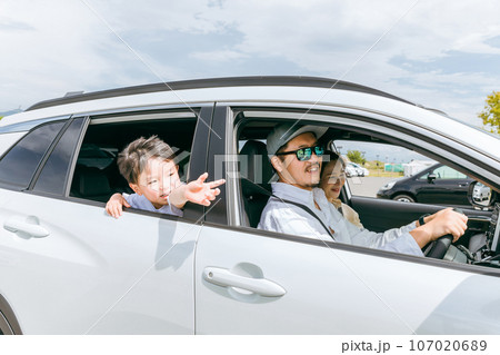 家族でドライブ・自動車で家族旅行する家族・ファミリー・駐車場・買い物 家族でドライブ・自動車で家族旅行する家族・ファミリー・駐車場・買い物 107020689