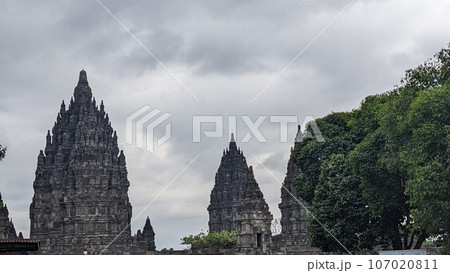 海外旅行、インドネシアの仏教寺院　ボロブドゥール 107020811