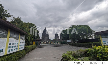 海外旅行、インドネシアの仏教寺院　ボロブドゥール 107020812
