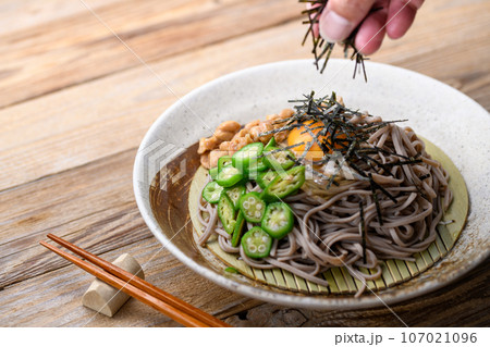 麺類 ネバネバそば おくら料理の定番 おくら納豆そば とろとろ おいしい オクラ （ 夏野菜の定番  107021096