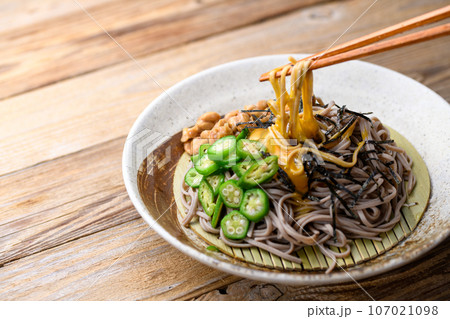 麺類 ネバネバそば おくら料理の定番 おくら納豆そば とろとろ おいしい オクラ ( 夏野菜の定番 麺類 ネバネバそば おくら料理の定番 おくら納豆そば とろとろ おいしい オクラ ( 夏野菜の定番 107021098