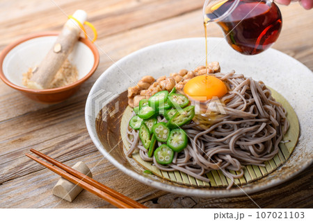 麺類 ネバネバそば おくら料理の定番 おくら納豆そば とろとろ おいしい オクラ ( 夏野菜の定番 麺類 ネバネバそば おくら料理の定番 おくら納豆そば とろとろ おいしい オクラ ( 夏野菜の定番 107021103