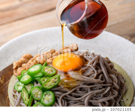麺類 ネバネバそば おくら料理の定番 おくら納豆そば とろとろ おいしい オクラ ( 夏野菜の定番 麺類 ネバネバそば おくら料理の定番 おくら納豆そば とろとろ おいしい オクラ ( 夏野菜の定番 107021105