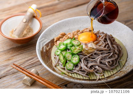麺類 ネバネバそば おくら料理の定番 おくら納豆そば とろとろ おいしい オクラ ( 夏野菜の定番 麺類 ネバネバそば おくら料理の定番 おくら納豆そば とろとろ おいしい オクラ ( 夏野菜の定番 107021106