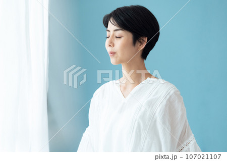 窓辺で考える女性 窓辺で考える女性 107021107