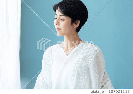 窓辺で考える女性 窓辺で考える女性 107021112