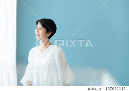 窓辺で考える女性 107021115