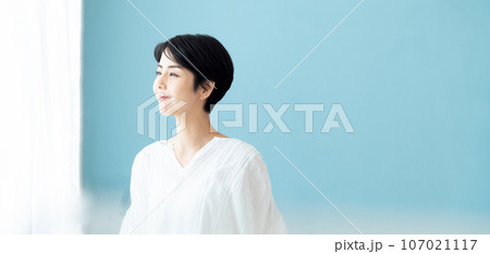 窓辺で考える女性 窓辺で考える女性 107021117