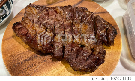 グリルしたステーキ肉。ヘルシーなアメリカビーフ。 グリルしたステーキ肉。ヘルシーなアメリカビーフ。 107021139
