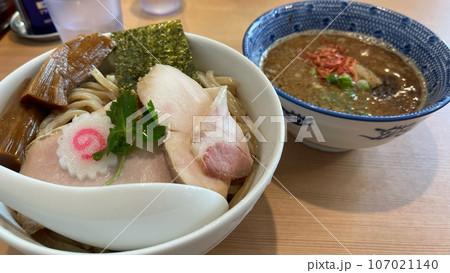 全粒粉のつけ麺と濃厚海老スープ。ポークチャーシューとチキンチャーシューと海苔とメンマ。 全粒粉のつけ麺と濃厚海老スープ。ポークチャーシューとチキンチャーシューと海苔とメンマ。 107021140
