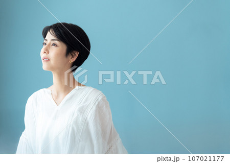 未来に思いを馳せる女性のポートレート 107021177