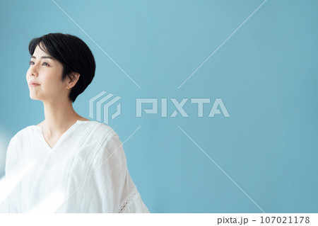未来に思いを馳せる女性のポートレート 107021178
