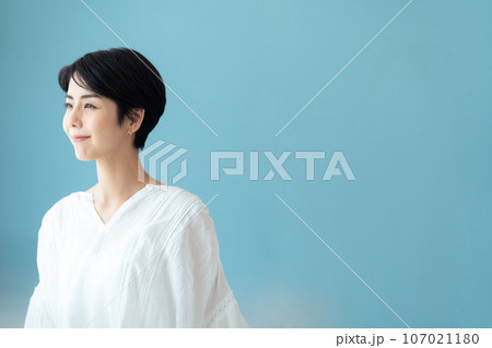 未来に思いを馳せる女性のポートレート 107021180