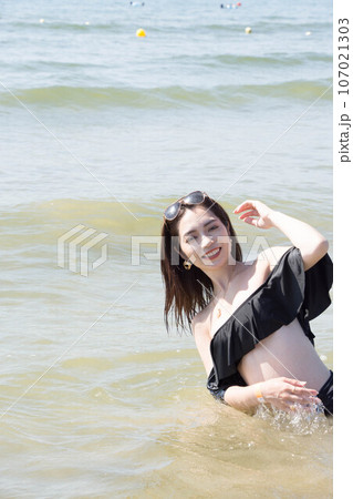 水着の女性 107021303