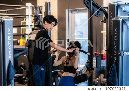 スポーツジムのトレーナー スポーツジムのトレーナー 107021391