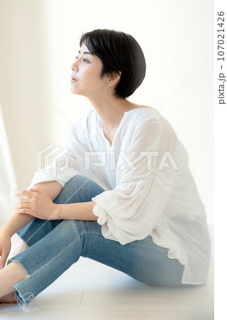 室内でリラックスする女性 室内でリラックスする女性 107021426