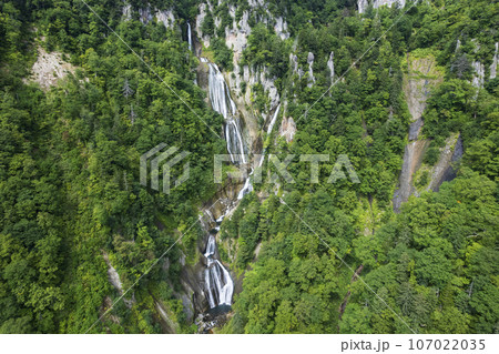 北海道 天人峡の「羽衣の滝」を空撮 北海道 天人峡の「羽衣の滝」を空撮 107022035